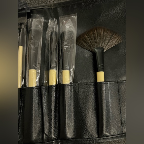 24 piece make up brush set with brush holder - Picture 6 of 6
